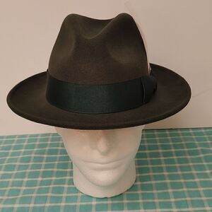 MEN'S MONTIQUE HUNTER GREEN LIGHT FELT 2 1/2" WIDE BRIM PINCH FEDORA HAT. H60